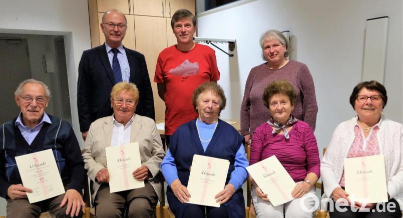 Das sind voraussichtlich die letzten Ehrungen beim Etzenrichter KAB-Ortsverband. Pfarrer Heribert Englhard ehrte mit Kreisvorsitzendem Georg Schreglmann und Petra Dötsch (hinten, von links) mit Ehrennadeln (sitzend, von links) Andreas Ott, Gretl Windisch, Anna Kick, Ida Ott und Else Geier. Bild: wlr