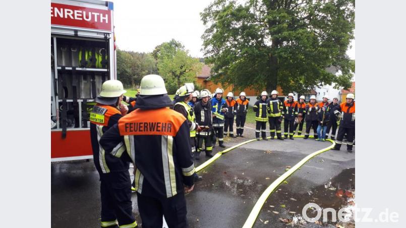 Die Feuerwehrleute besprachen nach dem Einsatz den Verlauf der Übung. Bild: Feuerwehr Neualbenreuth/exb