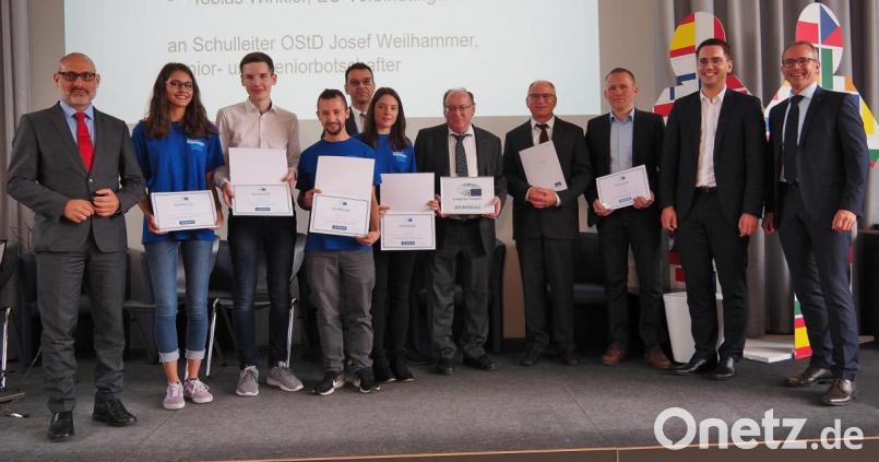 Die neuen Junior- und Seniorbotschafter des Europäischen Parlemants zusammen mit Ehrengästen und Schulleiter Josef Weilhammer (Fünfter von rechts). Bild: Bühner
