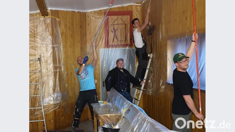 Streichen will gelernt sein. Stefan Braunschmid, Fabian Mayerhöfer, Alex Schuller und Jens Simon (von rechts) arbeiten im Haisl. Bild: adj