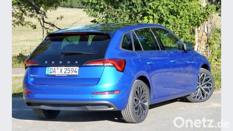 Statt eines Logos sind jetzt die Schriftzüge Skoda und Scala am Heck zu finden. Bild: bz