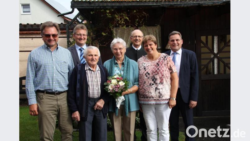 Auf 60 Jahre Ehejahre blicken Maria und Franz Baier (Mitte) zurück, als sie diamantene Hochzeit feiern. Erste Gratulanten waren Sohn Franz (links) und Schwiegertochter Sabine. Glückwünsche von Pfarrer und Gemeinde überbrachten (hinten, von rechts) Bürgermeister Norbert Eckl, Pfarrer Herbert Rösl und Dritter Bürgermeister Adolf Hammer. Bild: frd