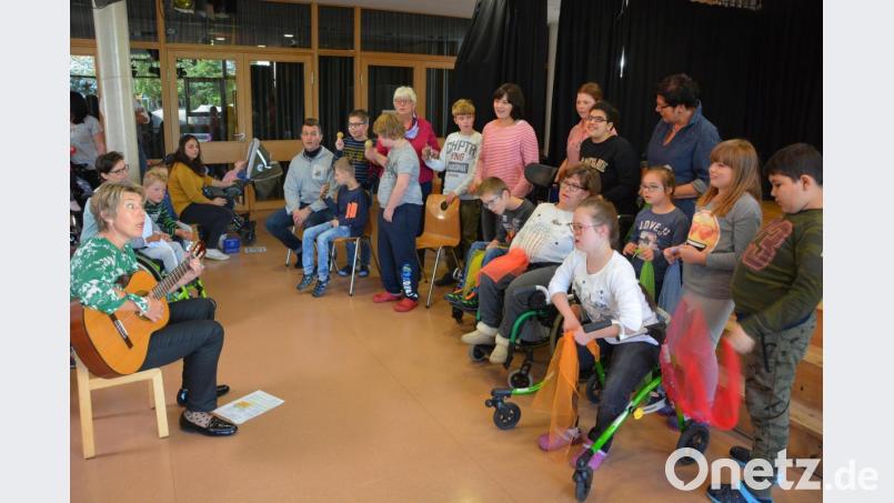 Der Schulchor unter der Leitung von Stefanie Hetz (links) umrahmte den Festakt. Bild: jr