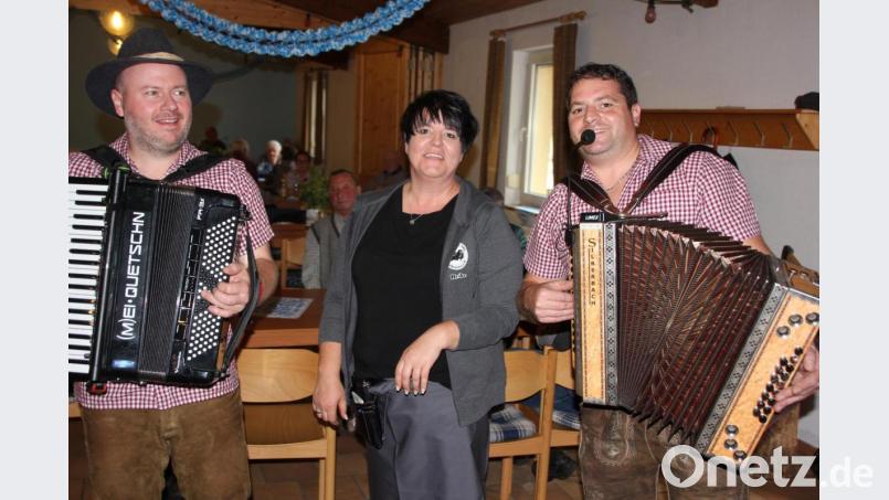 Das Duo &quot;Andi und Tom&quot; sorgetefür die musikalische Stimmung. Darüber freute sich auch Vorsitzende Heike Suchanek. Bild: kro