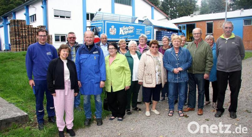 Empfangen und durch den Betrieb geleitet wurde die Bädergruppe der Wiesauer Senioren um Irmgard Hegen (Sechste von links) von Michael Seitz, Irene Büttner und Manfred Beer (vorne von links). Bild: wro