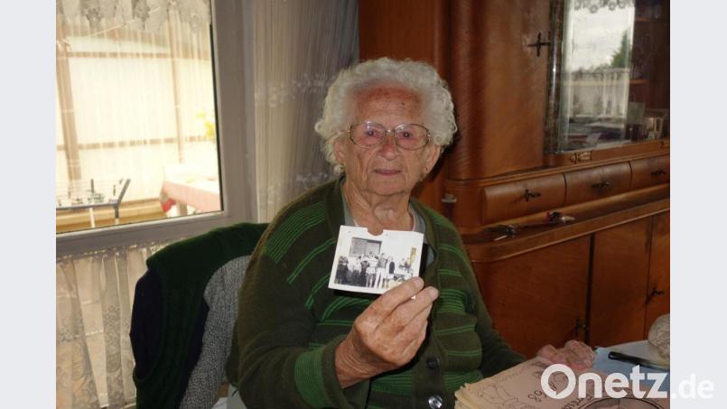 Dutzende Male fotografierte Betty Wölfel den in der Nacht zum Mittwoch verstorbenen Karel Gott. Eines der ersten Fotos bewahrt sie noch immer in ihrem Küchenbüfett auf. Bild: fjo