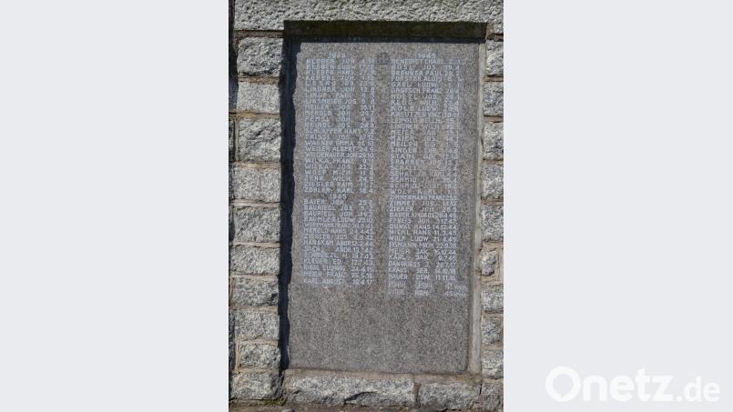 Die Platte mit den Namen der gefallenen Soldaten des zweiten Weltkrieges werden hauchdünn abgeschliffen, dann werden die Namen nachgearbeitet und sind dann noch deutlicher zu lesen. Bild: bey