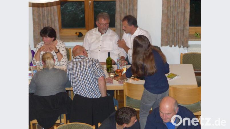 Bürgermeister unter sich Anton Kappl und Johann Mauerer (von rechts) Bild: sl