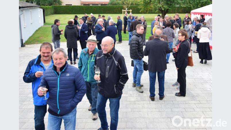 Bei Sektempfang und bayerischem Büfett gab es reichlich Gelegenheit zum Smalltalk. Bild: no