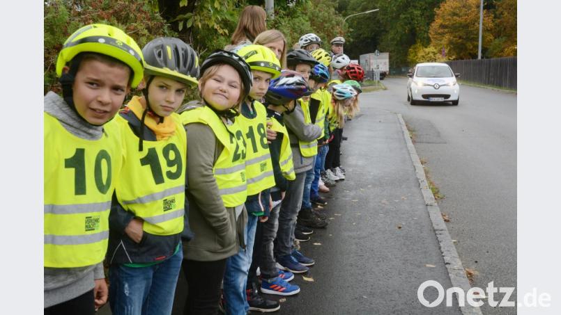 Der Diesel-Brummer-Bus der Polizei zieht die Blicke auf sich. Dabei nähert sich die Gefahr lautlos von hinten: Das weiße E-Mobil des Landratsamtes Neustadt/WN saust heran. Bild: Gabi Schönberger
