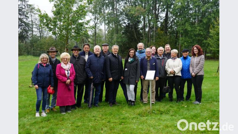 Zu einer Einheitsfeier lud die CSU Waldershof unter Federführung von Margit Bayer (Neunte von rechts) und Mario Rabenbauer (Vierter von rechts) ins Kösseinbad ein. Referenten waren Werner Erhardt (Fünfter von rechts) und Ruth Rohn (Dritte von rechts). Bild: abi