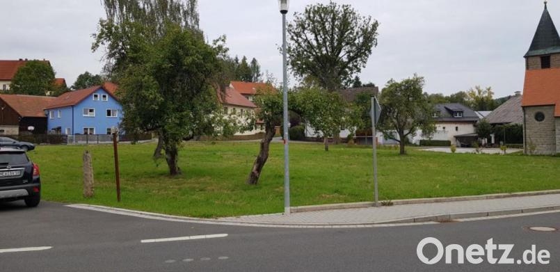 Gleich neben der Dorfkirche kaufte die Stadt das Rom-Anwesen, damit die Kaimlinger über Bauplätze verfügen. Allein es fehlt das Interesse. Jetzt hat ein Weidener Bauunternehmer erste Informationen über das freie und zentrale Grundstück eingeholt. Bild: dob