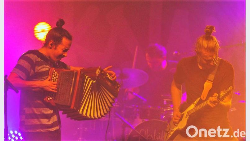 Auf der VAZ-Bühne spielt sich "Folkshilfe" in Ekstase und gibt alles fürs Publikum. Bild: hirandnow