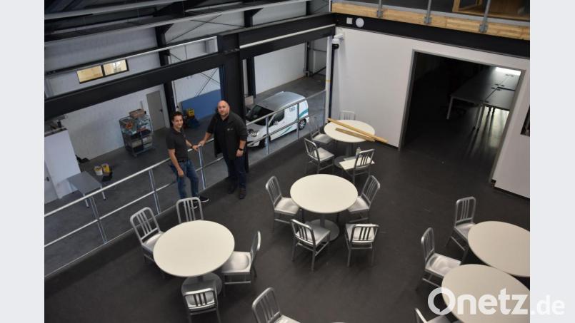 In diesem Café soll es künftig alles andere als gemütlich zugehen. Rettungskräfte werden dort bald schon üben, was zu tun ist, sollte inmitten von Cappuccinotrinkern und Flaneuren ein Attentäter eine Bombe zünden oder um sich schießen. Die Fäden für solche Szenarien laufen bei Daniel Pröbstl (links) und Thomas Haas zusammen. Bild: Sonja Kaute