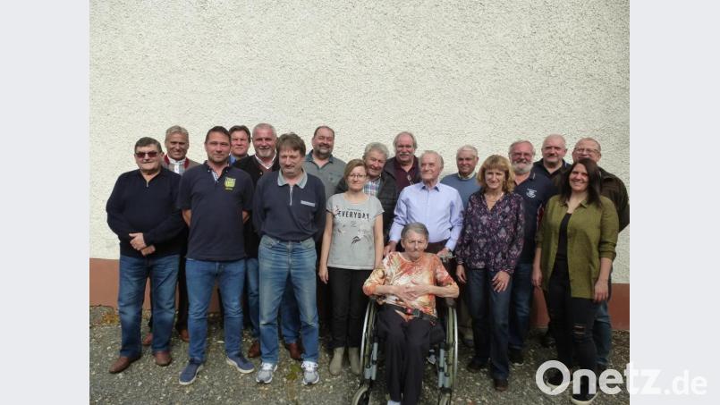 Bürgermeister Ludwig Biller, die Vertreter von FWG, KSK, Feuerwehr, TSG, Siedlergemeinschaft, Kleintierzuchtverein und OWV lassen Anton Krapf (vorne, Dritter von rechts) hochleben: Die Segenswünsche der Pfarrei überbringt Severin Hirmer. Krapf freut sich auch über die Gratulation von Altbürgermeister Georg Härning. Bild: hos