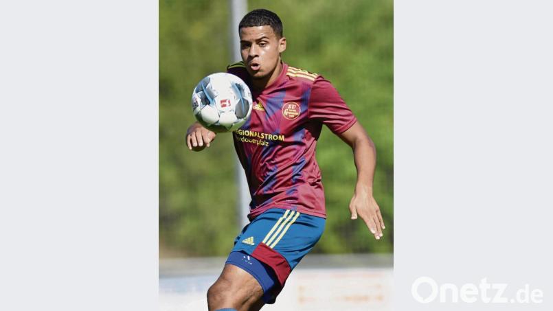 Der Ettmannsdorfer Leon Brandl (rechts) setzt sich hier gegen den Weidener Dominik Mandula durch. Das Spitzenspiel am Donnerstag endete 1:1. Am Sonntag empfängt die SpVgg SV Weiden den 1. FC Bad Kötzting, der vor der Saison als einer der Meisterschaftsanwärter gehandelt wurde. Bild: Alfred Schwarzmeier