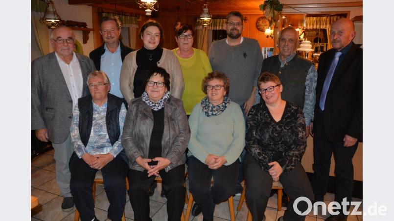 Neu gewählt haben die Wanderfreunde Mitterteich ihr Vorstandsteam. Im Bild (sitzend, von links) Marianne Zottmeier, Veronika Fischer, Vorsitzende Andrea Zinnecker und Martina Schenkl sowie (stehend, von links) Dritter Bürgermeister Ernst Bayer, Franz Zinnecker, Yvonne Fischer, Maria Kunz, Andreas Richtmann, Bernhard Thoma und Stadtverbandsvorsitzender Peter Haibach. Bild: jr