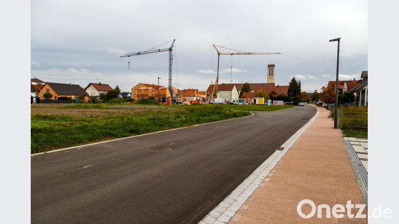 Die Libellenstraße in Ettmannsdorf ist nunmehr als Erschließungsstraße ausgebaut. Wie viel die Anlieger dafür bezahlen müssen, wird der Stadtrat entscheiden. Bild: Hösamer