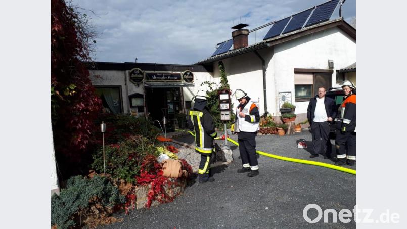 Die gemeinsame Übung der vier Neualbenreuther Gemeinde-Feuerwehren war diesmal in der &quot;Altmugler Sonne&quot;. Bild: Feuerwehr Neualbenreuth/exb
