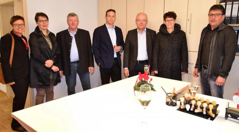 Verwaltungsangestellte Gerlinde Maderer (Zweite von links) stellt den Gästen ihr helles, lichtdurchflutetes Büro vor. Bild: no