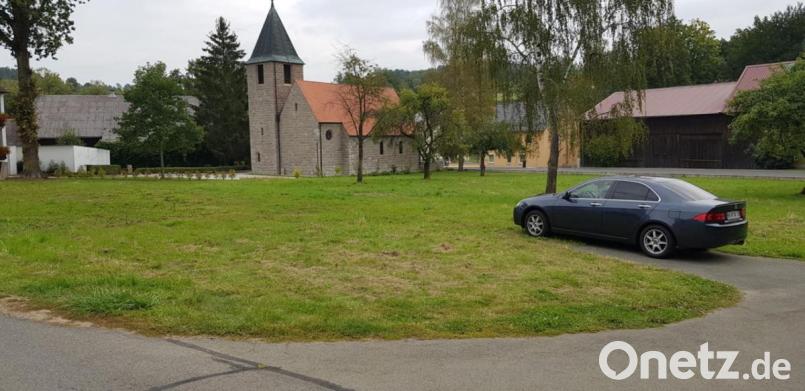 Gleich neben der Dorfkirche kaufte die Stadt das Rom-Anwesen, damit die Kaimlinger über Bauplätze verfügen. Allein es fehlt das Interesse. Jetzt hat ein Weidener Bauunternehmer erste Informationen über das freie und zentrale Grundstück eingeholt. Bild: dob