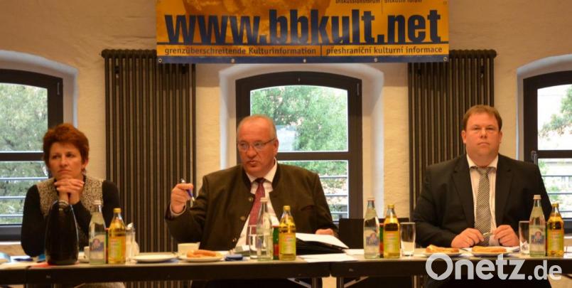 Bezirkstagspräsident Franz Löffler bei seinem Eingangsstatement bei der 4. Sitzung des Kulturausschusses des Bezirkstags im Centrum Bavaria Bohemia (CeBB) in Schönsee. Links neben ihm die Leiterin CeBB, Veronika Hofinger, und rechts Tobias Appl, Bezirksheimatpfleger. Bild: Picasa