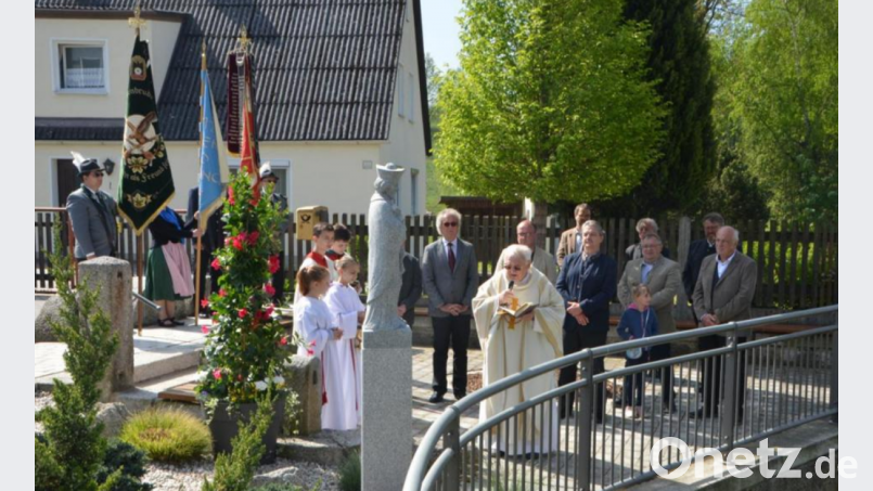 Der Sonntag, 19. Mai, ist in die Geschichte des Ortsteil eingegangen. An diesem Tag wurde der neugestaltete Brückenumgriff mit dem Hl. Nepomuk gesegnet udn zugleich auch die Parkplätze an der Dorfkirche. Bild: dob