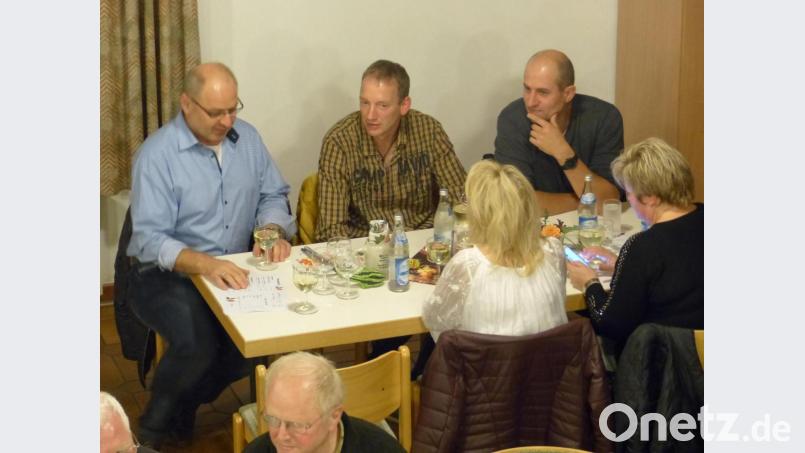 Vizebürgermeister Karl Liegl auch Unternehmer fachsimpelt mit Unternehmer und Elektromeister Martin Hölzl und Kommandant der Lerauer Wehr Helmut Kellner hört aufmerksam zu (von links) Bild: sl