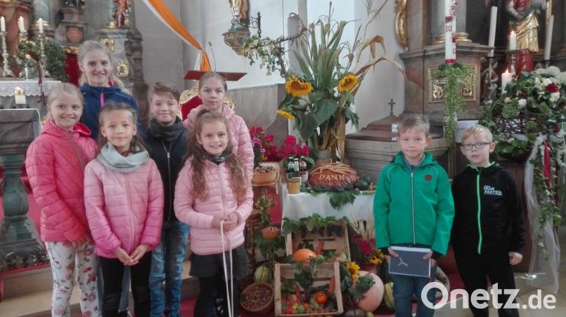 Engagiert gestalteten Kinder den Familiengottesdienst mit, der unter dem Motto vom &quot;ganz besonderem Haus&quot; stand. Die KLFB gestaltete den Erntedankaltar.