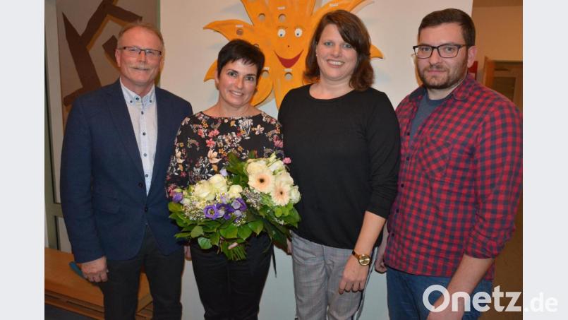 Ihr 25-jähriges Dienstjubiläum im Konnersreuther Kinderhaus feierte Kinderpflegerin Kerstin Müller (Zweite von links). Dazu gratulierten Bürgermeister Max Bindl (links) sowie Kinderhausleiterin Imke Steinert und Elternbeiratsvorsitzender Philipp Schwan. Bild: jr