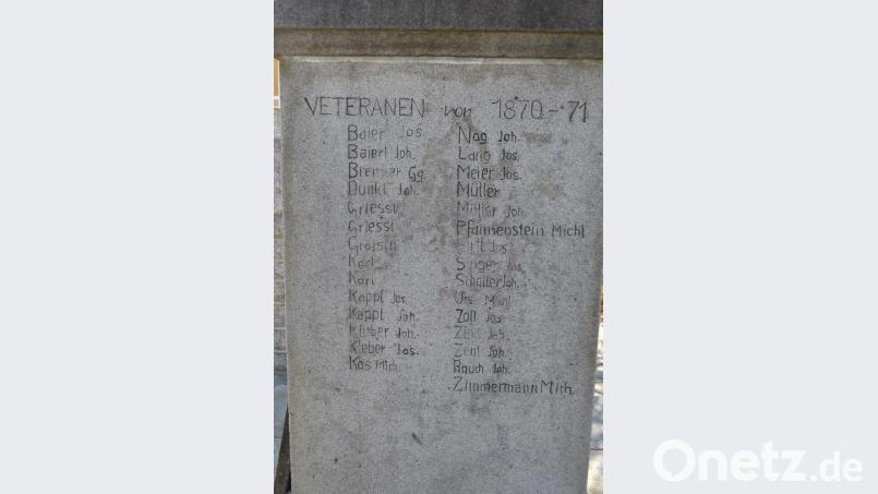 Im Sockel des Kriegerdenkmals unterhalb dem &quot;Seppl&quot;, der Figur, sind die Namen der Veteranen in den Stein gemeißelt. Beim Abschleifen der Platten würde diese historische Schrift verloren gehen und müsste mit einer Schablone neu geschrieben werden. Bild: bey