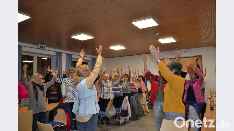 Die richtige Atmung wird beim Vortrag mit der Referentin Christina Riebl bei einem praktischen Übungsteil ausprobiert. Bild: gi
