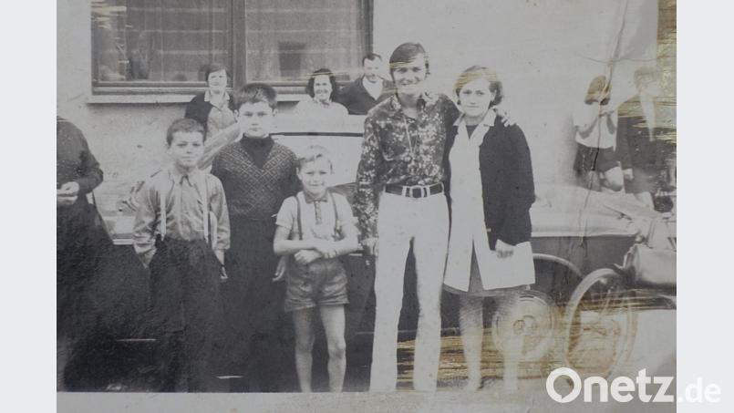 Auf dem von Betty Wölfel wie ein Schatz gehütetem Bild ist auch ihr Sohn Hermann (Zweiter von links) zwischen den beiden Dierl-Brüdern zu sehen. Karel Gott legt seinen Arm um die bereits verstorbene Johanna Stefinger. Es war immer viel Auflauf, wenn Gott mit seinem BMW (im Hintergrund) in Waidhaus einkaufte oder übernachtete. Repro: fjo