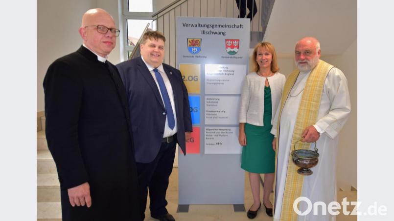 Bei der ökumenischen Segnung (von links): Pfarrer Thomas Schertel, Bürgermeister Dieter Dehling, Bürgermeisterin Brigitte Bachmann und Pater Alfred Lindner. Bild: no