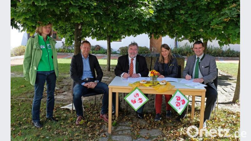 Landrat Rhomas Ebeling, Kindergartenleiterin Daniela Kielhorn, Kirchenpfleger Hermann Gerhard, Geschäftsführer des Naturparks Christian Meyer und Gebietsbetreuerin Birgit Simmeth. Bild: twi