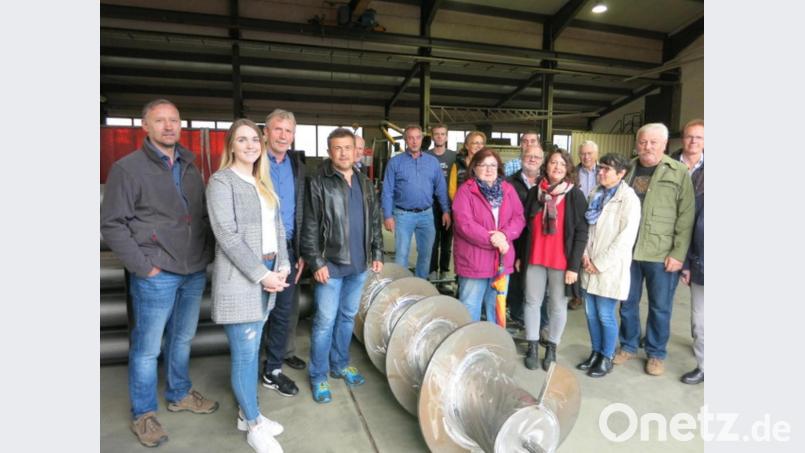 Besuchergruppe Mit Firmeninhaber (Bildmitte). Bild: exb