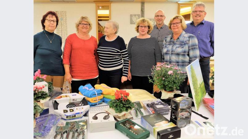 Glückliche Gewinnerinnen und ein zufriedenes Organisationsteam nach dem vierten Frauenpreisschafkopf der Frauen-Union Etzenricht. Bild: wlr