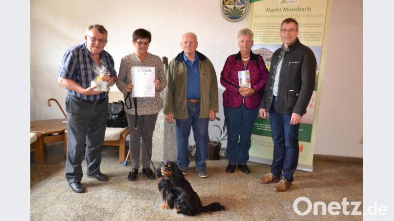 Bürgermeister Hermann Ach (rechts) dankte den treuen Urlaubsgästen und überreicht an das Ehepaar Dieter und Marianne Seiler (links) den 200 Euro-Geldpreis. Bild: gi