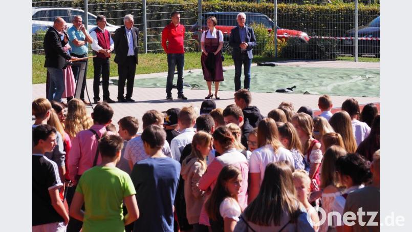 Neben zahlreichen Besuchern konnte Schulleiter Alexander Köstler (links) auch die Bürgermeister der Schulverbandsgemeinden sowie Schulrätin Martina Puff (Zweite von rechts) zur Feier begrüßen. Bild: jpl