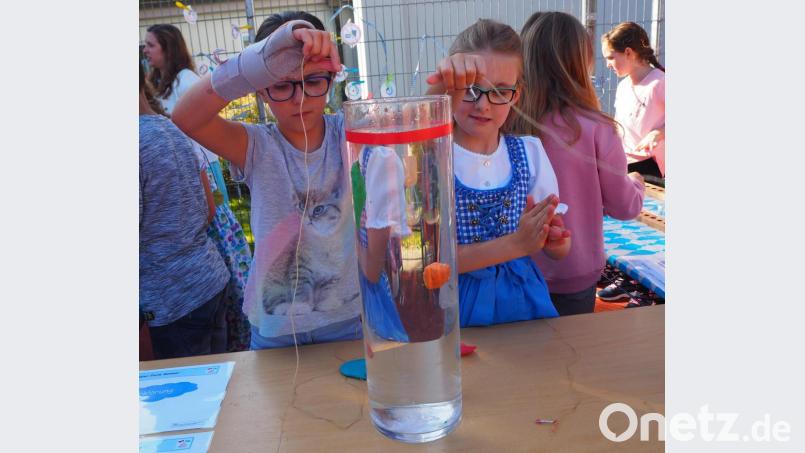 Spielerisch lernten die Kinder Physik und Chemie an der Experimentierstation der dritten Klassen. Bild: jpl