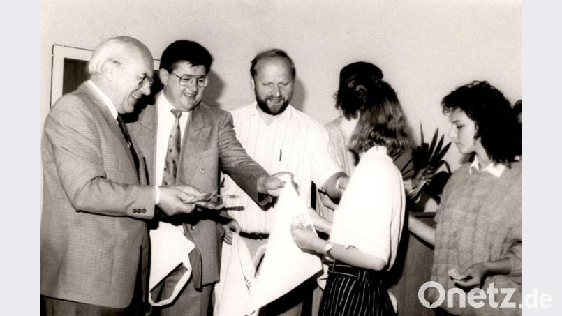 Die Gäste aus Prag wurden erstmals 1990 am Gymnasium empfangen. Erinnerungsgeschenke überreichten (von links) Schulleiter Hans Sporer und Bürgermeister Wilfried Neuber sowie Studienrat und späterer Landrat Simon Wittmann. Bild: lg