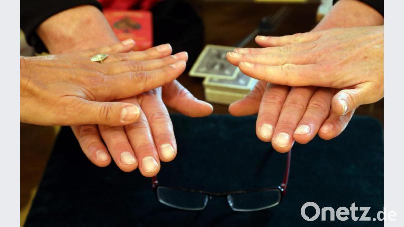 Der Trick mit der Brille: Magier Manuel Beissel weiß, wie er sie scheinbar ohne Krafteinwirkung mit simpler Physik in Bewegung setzen kann. Bild: GERHARD GOETZ