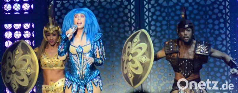 Cher umringt von griechischen Kriegerinnen und Kriegern. Bild: Kunz