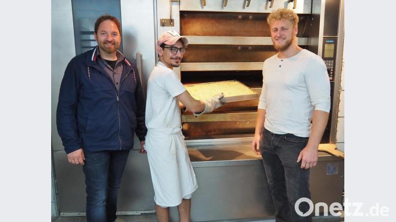 Das Beispiel Ömer Mercan (Mitte) und Bäckermeister Christian Bachmann (rechts) sollte mehr Nachahmer finden, sagt Markus Fick vom Arbeitgeberservice der Arbeitsagentur Weiden. Bild: Bühner