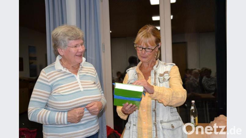 Vorsitzende Angela Striegl dankte Rhetorik- und Kommunikationstrainerin Christina Riebl
mit dem grünen Moosbacher Kochbuch. Bild: gi