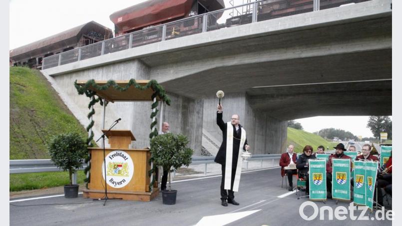 Kaplan Ulrich Eigendorf segnete die Trasse und die Brücke, über die eine Eisenbahnstrecke führt. Die Stadtkapelle Nittenau spielte auf der Straße. Bild: Hirsch