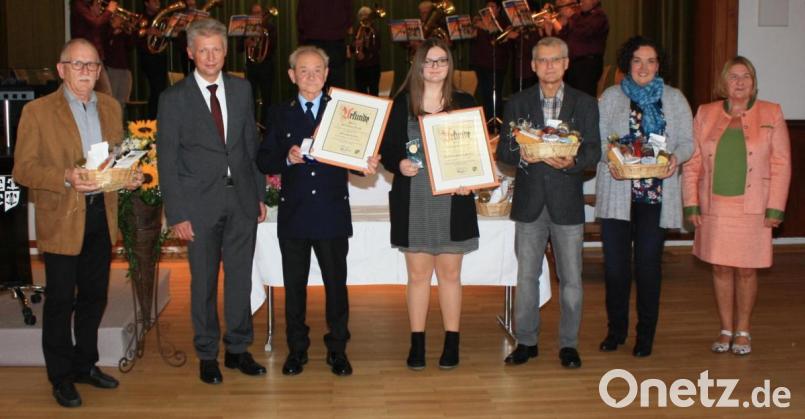 Beim Erntedankempfang im Kultursaal wurden auch Ehrungen vorgenommen. Im Bild Benno Krottenthaler, Bürgermeister Lothar Müller, Hermann Riebl, Jasmin Schiener, Manfred Kopp, Tina Zeitler und die Ehrenamtsbeauftragte der Staatsregierung, Eva Gottstein (von links). Bild: lk