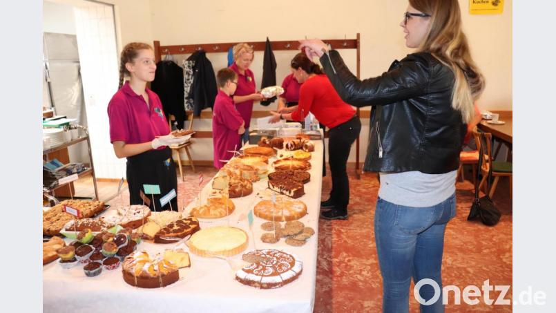 Noch ist das leckere Kuchenbuffet gut bestückt. Viele Besucher nutzen die Möglichkeit, sich gleich mit einer Kuchenplatte für das Wochenende zu versorgen. Bild: myd