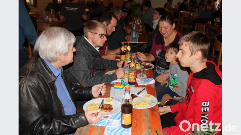 Ein voller Erfolg war das erste Schlachtfest des Kleintierzuchtvereins Waldsassen. es gab viele deftige Mittagessen. Bild: kro