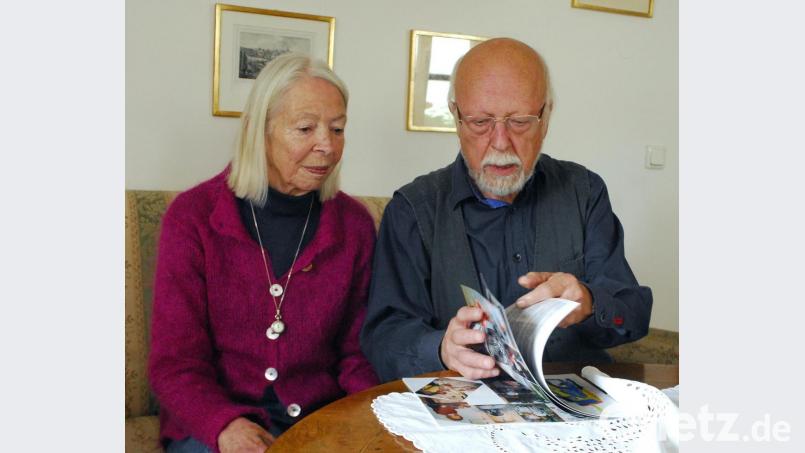 Maria-Elisabeth und Johannes Lösche blättern in einem Album mit Bildern ihrer ermordeten Tochter Sophia. Überwältigt sind sie nach wie vor von der großen Anzahl der Menschen, die nach dem spurlosen Verschwinden ihrer Tochter unermüdlich nach der 28-Jährigen suchten und von denen viele während der Hauptverhandlung gegen Sophias Mörder Boujemaa L. im Gerichtssaal saßen. „Das sind ganz wunderbare Menschen“, sagen sie. Bild: san